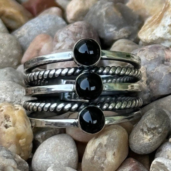  5 line ring; 3 plain bands with onyx stones and 2 ropes